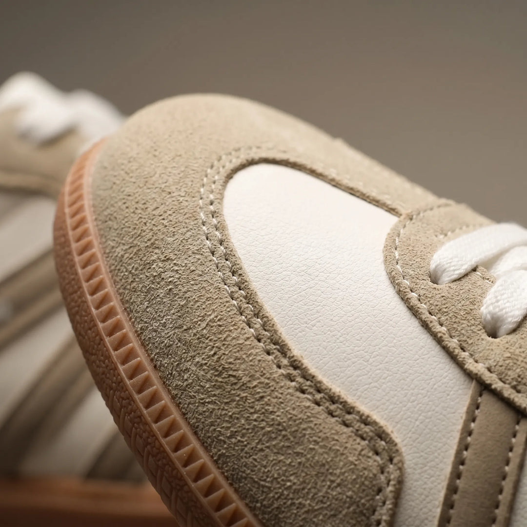 VelvoroFlat Lace-Up Retro-Stripe Trainer