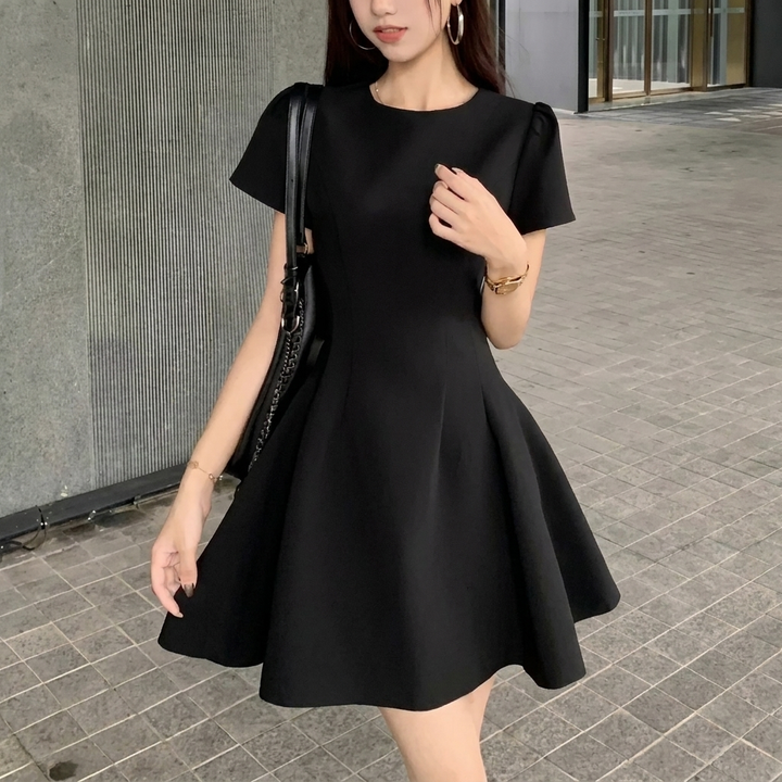 Elegant Short-sleeve Dress That Makes Petite Figures Look Taller