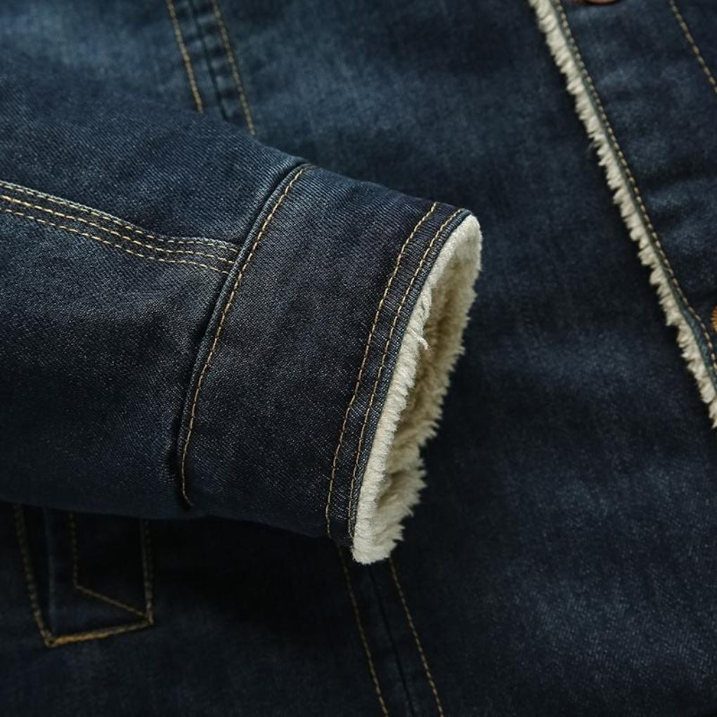 https://cdn.shopify.com/s/files/1/0620/0587/0655/files/men-s-blue-denim-jacket-with-warm-fleece-lining-pe-7.jpg?v=1770420131