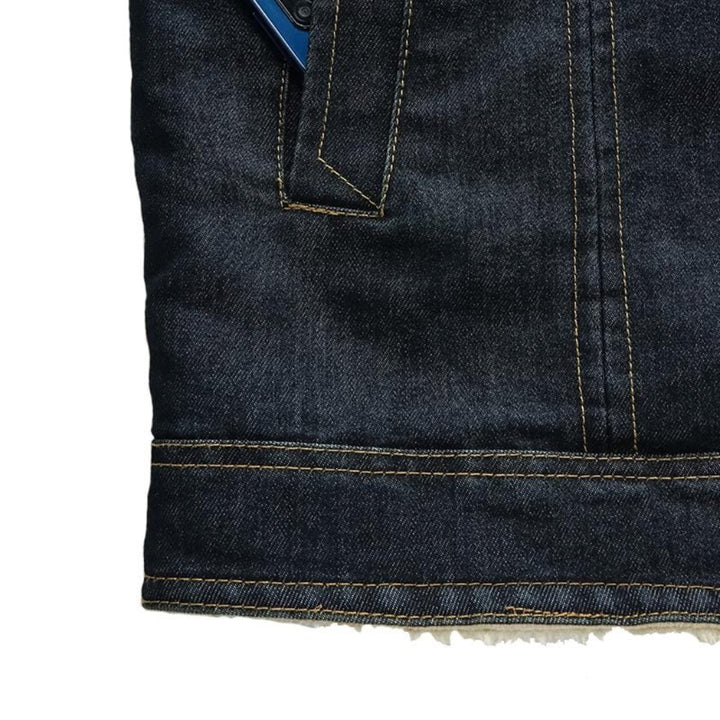 https://cdn.shopify.com/s/files/1/0620/0587/0655/files/men-s-blue-denim-jacket-with-warm-fleece-lining-pe-9.jpg?v=1770420134